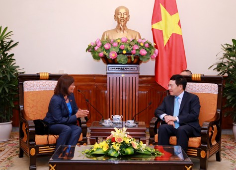 Phó Thủ tướng, Bộ trưởng Ngoại giao Phạm Bình Minh chúc mừng bà Pascoela Barreto dos Santos được bổ nhiệm làm Đại sứ đặc mệnh toàn quyền nước Cộng hòa Dân chủ Timor Leste tại Việt Nam. Ảnh: BNG
