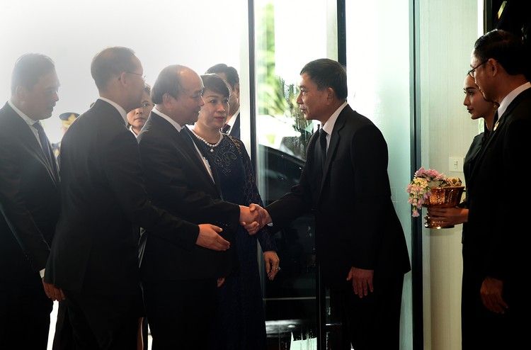 Phó Thủ tướng Thái Lan Prajin Juntong đón Thủ tướng Nguyễn Xuân Phúc cùng Phu nhân và đoàn cấp cao Việt Nam tại sân bay. Ảnh: VGP