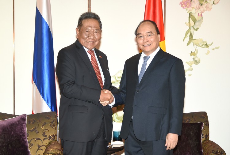 Thủ tướng Nguyễn Xuân Phúc và Chủ tịch Hội Hữu nghị Thái Lan-Việt Nam Prachuap Chaiyasan - Ảnh: VGP