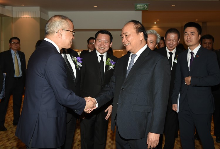 Thủ tướng chào mừng lãnh đạo các tập đoàn hàng đầu Thái Lan. Ảnh: VGP