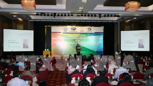 Sáng 18/8/2017, tại thành phố Cần Thơ diễn ra Hội thảo "Xây dựng hệ thống sản xuất và tiêu thụ sản phẩm nông nghiệp thích ứng – tiếp cận liên ngành sử dụng thông tin khí hậu phục vụ an ninh lương thực bền vững". Ảnh: TTXVN