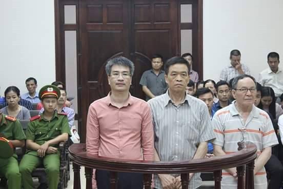 Các bị cáo tại tòa. Giang Kim Đạt ngoài cùng bên trái. Ảnh: M.H.