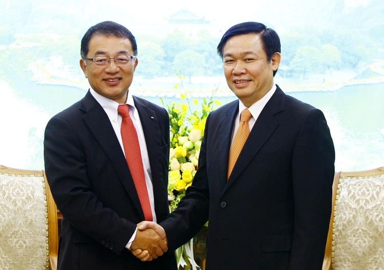 Phó Thủ tướng Vương Đình Huệ và ông Keisuke Nishimura, Phó Chủ tịch điều hành, Thành viên cao cấp Hội đồng quản trị Tập đoàn Kirin. Ảnh: VGP