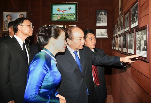 Thủ tướng và Phu nhân xem những hình ảnh về Bác Hồ được trưng bày trong Khu tưởng niệm. Ảnh: VGP