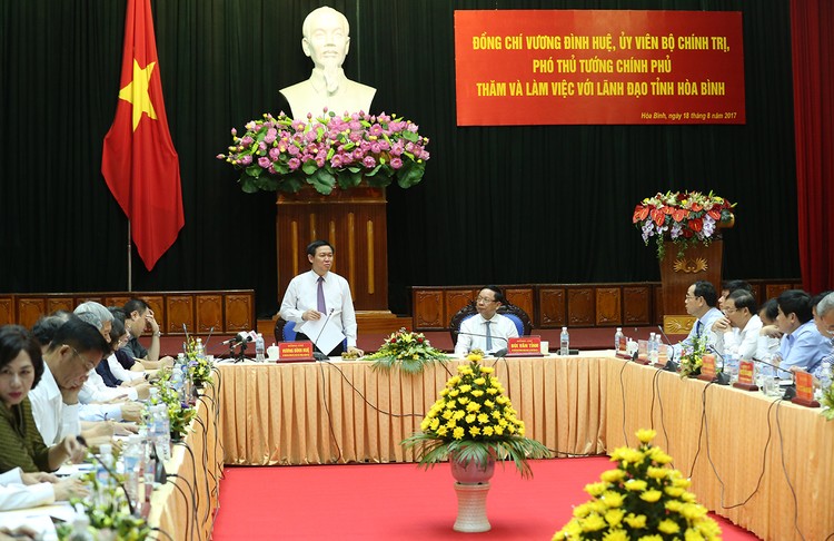 Phó Thủ tướng Vương Đình Huệ cùng đoàn công tác của Chính phủ làm việc với lãnh đạo tỉnh Hoà Bình. Ảnh: VGP