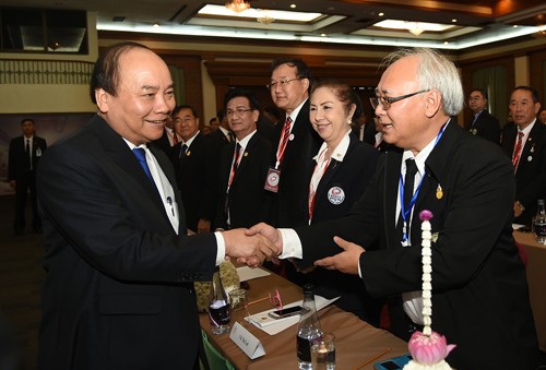 Thủ tướng gặp gỡ doanh nhân Việt kiều tại Thái Lan. Ảnh: VGP