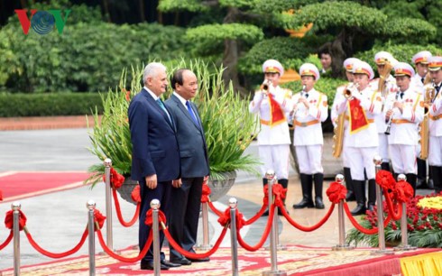 Thủ tướng Nguyễn Xuân Phúc chủ trì lễ đón trọng thể Thủ tướng Thổ Nhĩ Kỳ.