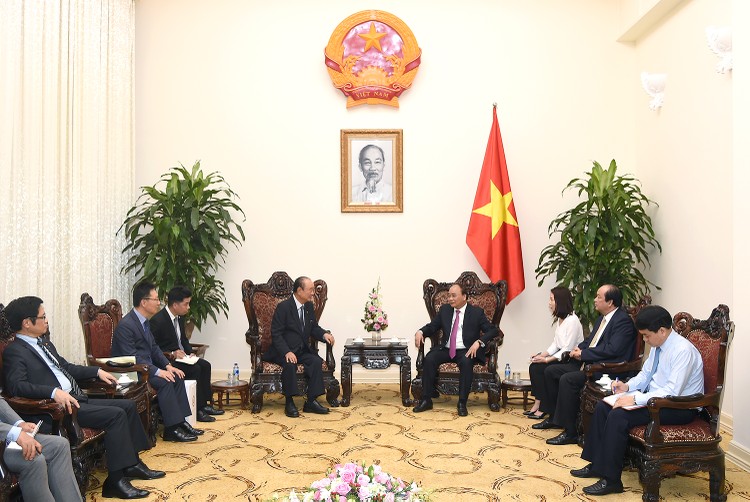 Thủ tướng Nguyễn Xuân Phúc tiếp Chủ tịch Tập đoàn Charmvit (Hàn Quốc) Lee Dae Bong. Ảnh: VGP