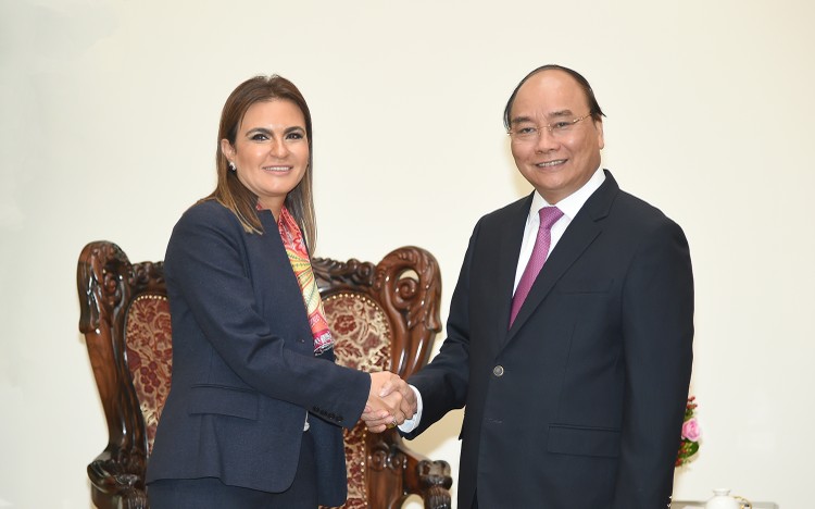 Thủ tướng Nguyễn Xuân Phúc tiếp bà Sahar Nasr, Bộ trưởng Bộ Đầu tư và Hợp tác quốc tế Ai Cập. Ảnh: VGP