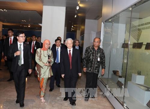 Tổng Bí thư Nguyễn Phú Trọng tham quan Bảo tàng quốc gia Indonesia. Ảnh: TTXVN