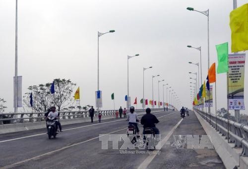 Cầu Tân Phong trên Quốc lộ 21B (lý trình km 101+506,84) bắc qua sông Đào (Nam Định) có tổng vốn đầu tư hơn 463 tỷ đồng sử dụng nguồn vốn ODA của Chính phủ Nhật Bản và một phần Ngân sách Nhà nước. Ảnh: TTXVN
