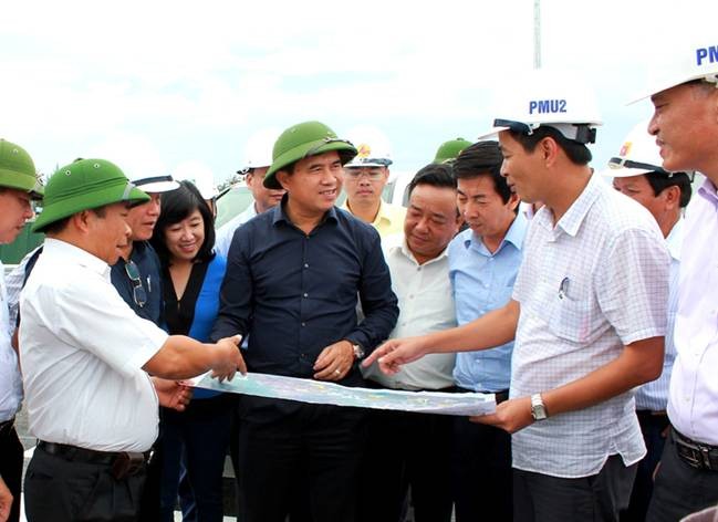 Hội đồng kiểm tra hiện trường dự án đường ô tô Tân Vũ – Lạch Huyện.