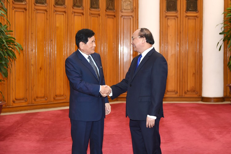 Thủ tướng Nguyễn Xuân Phúc tiếp cựu Thị trưởng thành phố Osan, ông Park Shin Won. Ảnh: VGP