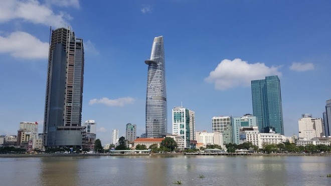 Cao ốc Saigon One Tower xây dựng dang dở bên sông Sài Gòn.