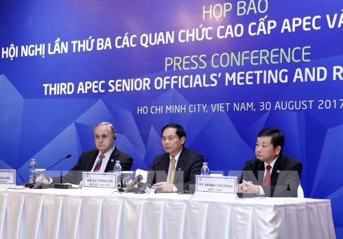 Thứ trưởng Thường trực Bộ Ngoại giao Bùi Thanh Sơn, Phó Chủ tịch Ủy ban Quốc gia APEC 2017, Chủ tịch SOM APEC 2017 chủ trì Họp báo thông báo kết quả Hội nghị các quan chức cao cấp APEC lần thứ 3 (SOM 3). Ảnh: TTXVN