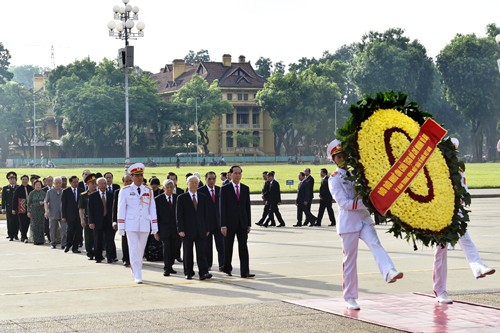 Đoàn đại biểu lãnh đạo Đảng, Nhà nước vào lăng viếng Chủ tịch Hồ Chí Minh. Ảnh: VGP