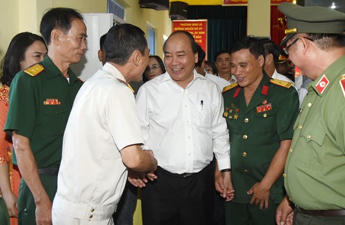 Thủ tướng đến thăm Xí nghiệp thương binh Quang Minh. Ảnh: VGP