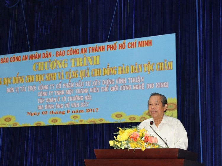 Phó Thủ tướng Trương Hòa Bình phát biểu tại buổi lễ trao học bổng. Ảnh: VGP
