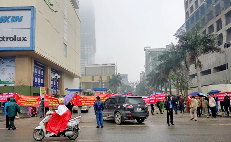 Cư dân chung cư Hồ Gươm Plaza biểu tình phản đối chủ đầu tư.