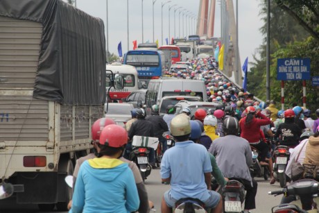 Thời gian gần đây cầu Rạch Miễu thường xuyên kẹt xe do lưu lượng giao thông quá lớn.