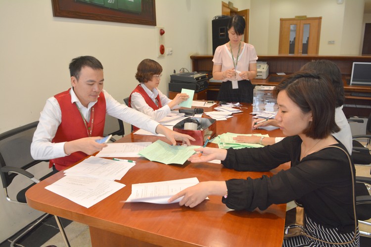 Các cán bộ Ban Đấu giá HNX đang kiểm tra phiếu lệnh tại phiên đấu giá CTCP Thuận An.