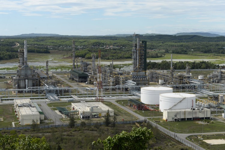Nhà máy  Lọc dầu Dung Quất nhìn từ trên cao.
