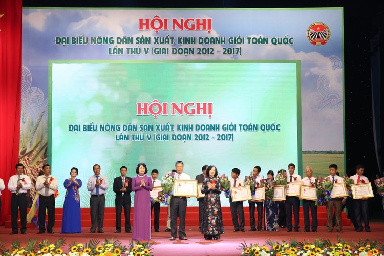 Trưởng Ban Dân vận Trung ương Trương Thị Mai và Phó Chủ tịch nước Đặng Thị Ngọc Thịnh trao Huân chương Lao động hạng Ba cho các nông dân giỏi. Ảnh: VGP