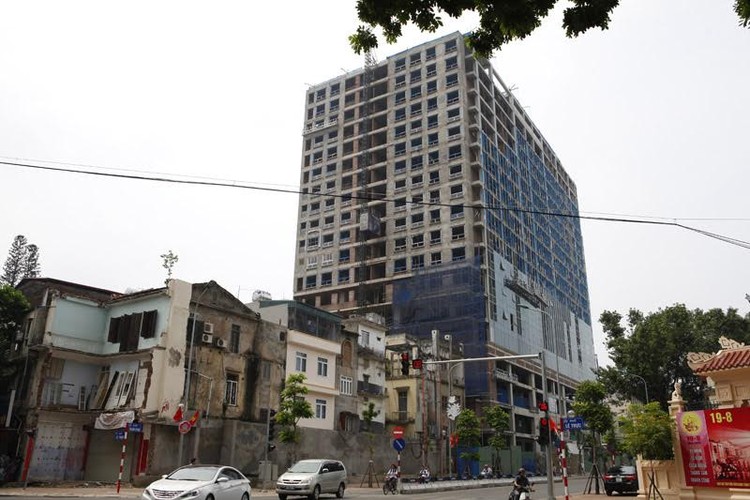 Tòa nhà 8B Lê Trực, một trong những công trình tồn đọng vi phạm trật tư xây dựng ở Hà Nội. Ảnh: Tuổi trẻ