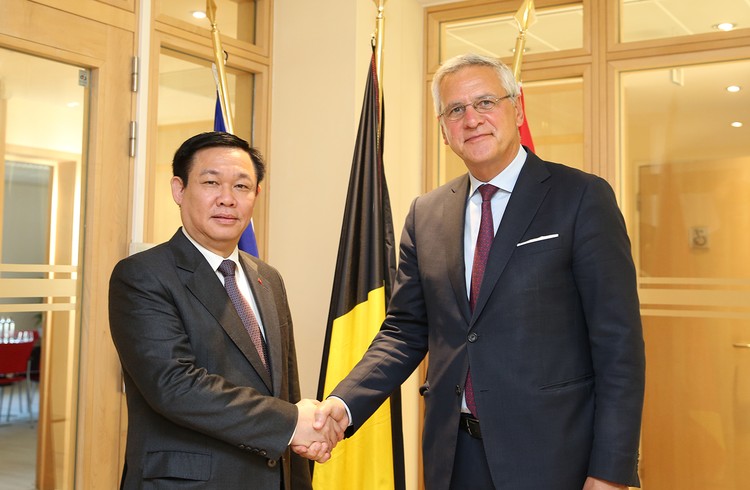 Phó Thủ tướng Vương Đình Huệ làm việc với Phó Thủ tướng kiêm Bộ trưởng Việc làm và Kinh tế Bỉ Kris Peeters. Ảnh: VGP