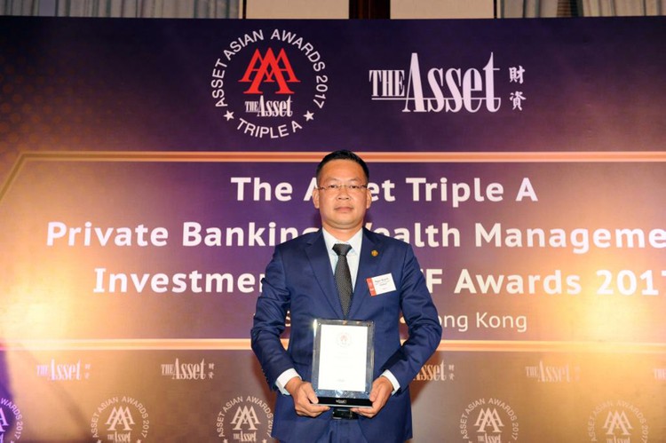 Đại diện SeABank nhận giải thưởng của Tạp chí The Asset.