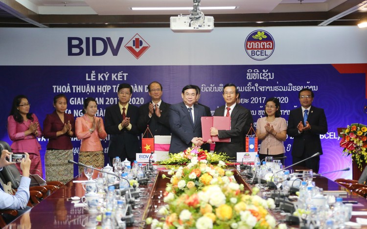 Ông Phan Đức Tú - TGĐ BIDV (bên trái) và Ông Phoukhong Chanthachack - TGĐ BCEL đại diện hai ngân hàng ký Thỏa thuận hợp tác toàn diện.