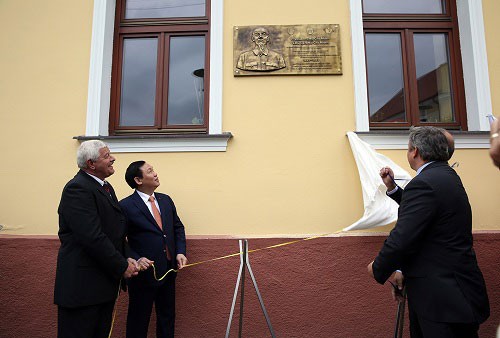 Phó Thủ tướng Vương Đình Huệ khai trương biển đồng lưu niệm đặt tại nơi Chủ tịch Hồ Chí Minh tới thăm thị trấn Horne Saliby, Slovakia ngày 18/7/1957. Ảnh: VGP