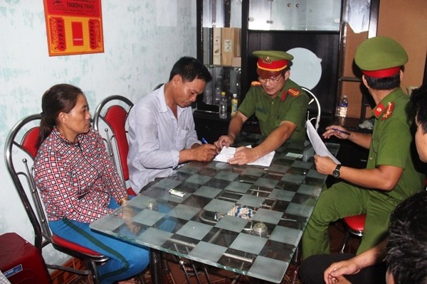 Cơ quan Cảnh sát điều tra bắt giam Nguyễn Văn Ri (áo trắng). Ảnh báo Bình Định