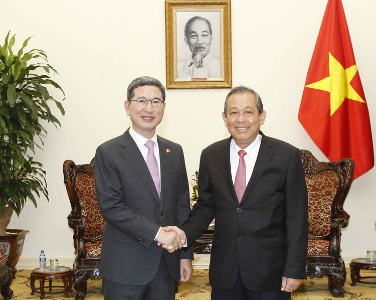 Phó Thủ tướng Trương Hòa Bình tiếp Chủ tịch Nhóm Nghị sĩ hữu nghị Hàn Quốc - Việt Nam Kim Hack-Yong. Ảnh: VGP