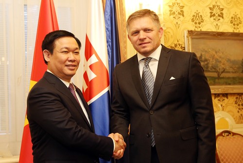 Phó Thủ tướng Vương Đình Huệ hội kiến Thủ tướng Slovakia Robert Fico. Ảnh: VGP