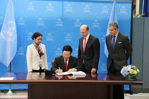 Ngày 22/9 tại trụ sở LHQ, thừa uỷ quyền của Chủ tịch nước Trần Đại Quang, Phó Thủ tướng, Bộ trưởng Ngoại giao Phạm Bình Minh đã ký Hiệp ước Cấm vũ khí hạt nhân. Ảnh: BNG