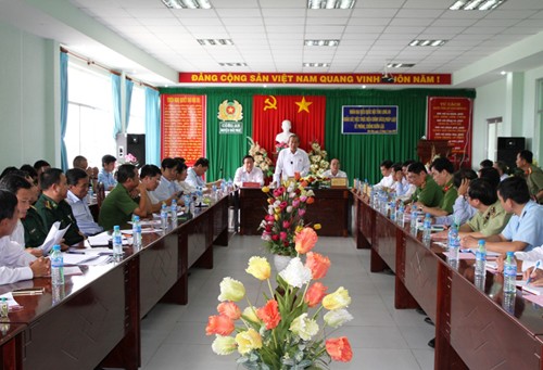 Phó Thủ tướng Thường trực Chính phủ Trương Hòa Bình làm việc với lãnh đạo chủ chốt tỉnh Long An về tình hình phòng chống buôn lậu. Ảnh: VGP