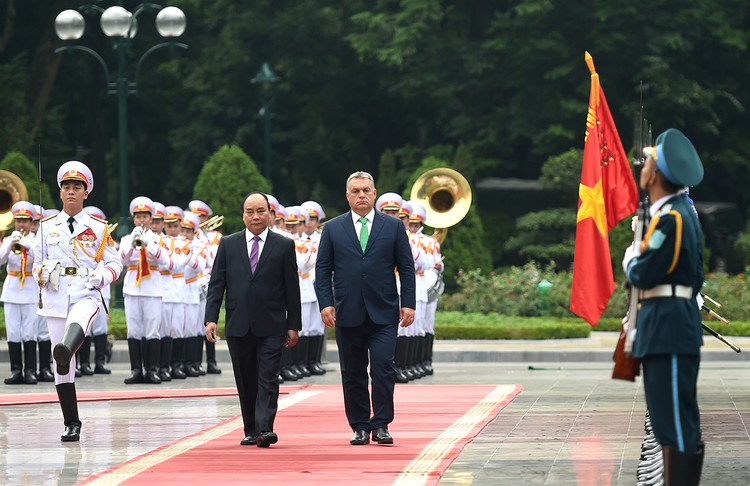 Thủ tướng Nguyễn Xuân Phúc và Thủ tướng Hungary Orbán Viktor duyệt đội danh dự - Ảnh: VGP