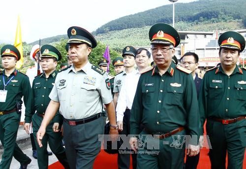 Thượng tướng Nguyễn Chí Vịnh đón Đoàn đại biểu Trung Quốc do Thượng tướng Phạm Trường Long dẫn đầu sang dự Giao lưu hữu nghị quốc phòng biên giới Việt Nam - Trung Quốc lần thứ 4.Ảnh: TTXVN
