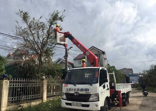 Công nhân Điện lực Hà Tĩnh đang xử lý sự cố sau bão số 10. Ảnh: Bnews
