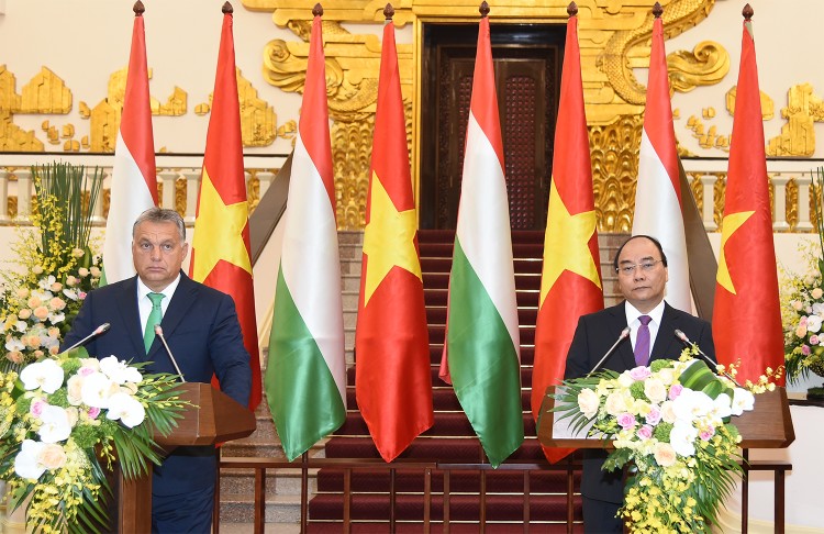 Thủ tướng Nguyễn Xuân Phúc và Thủ tướng Hungary Orbán Viktor gặp gỡ báo chí - Ảnh: VGP