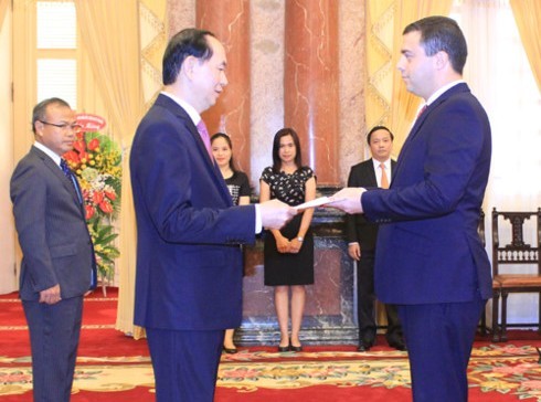Chủ tịch nước Trần Đại Quang nhận Quốc thư từ Đại sứ Israel Nadap Eshka. Ảnh: VOV