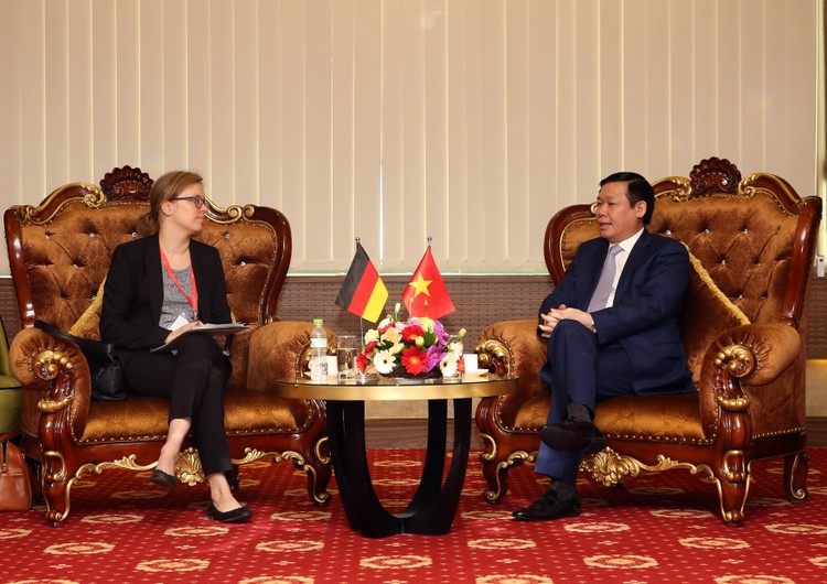 Phó Thủ tướng Vương Đình Huệ và bà Lucia Bergfeld, Bí Thư thứ nhất, Tham tán phát triển của Đại sứ quán Đức tại Việt Nam. Ảnh: VGP