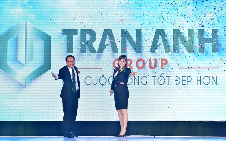 Lãnh đạo Công ty công bố thương hiệu mới Trần Anh Group.