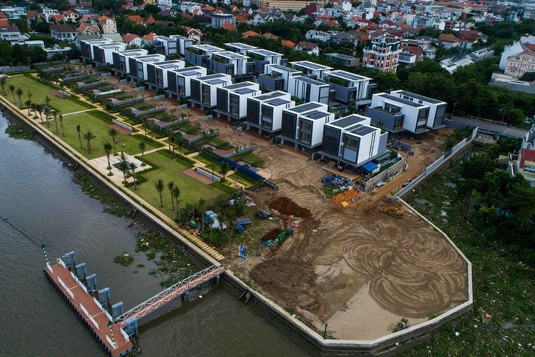 Chủ đầu tư dự án biệt thự trăm tỷ đã phải tự phá dỡ xong phần diện tích vi phạm khoảng lùi sông Sài Gòn.