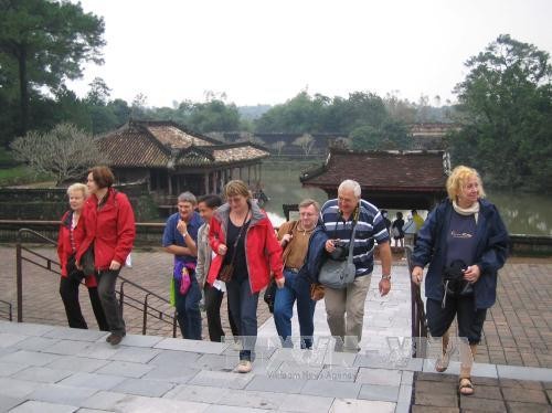 Khách du lịch nước ngoài tham quan lăng Vua Tự Đức (Thừa Thiên - Huế). Ảnh: TTXVN