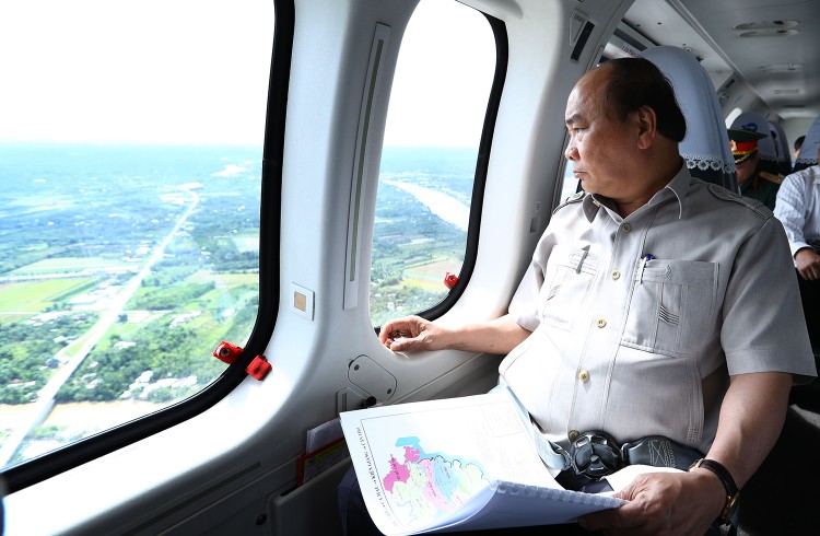 Thủ tướng Nguyễn Xuân Phúc thị sát vùng ĐBSCL bằng trực thăng. Ảnh: TTXVN