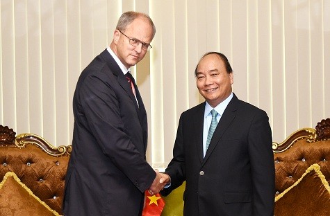 Thủ tướng Nguyễn Xuân Phúc và Đại sứ CHLB Đức Christian Berger. Ảnh: VGP