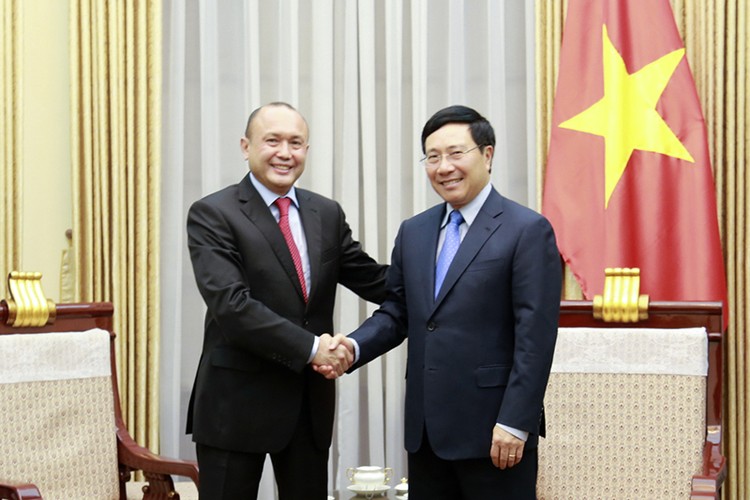 Phó Thủ tướng, Bộ trưởng Ngoại giao Phạm Bình Minh và Đại sứ Kazakhstan tại Việt Nam Beketzhan Zhumakhanov. Ảnh: BNG