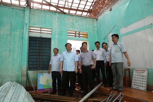 Phó Thủ tướng và đoàn công tác đến động viên thầy cô Trường Tiểu học Kỳ Thịnh 2 (xã Kỳ Thịnh, thị xã Kỳ Anh), ngôi trường bị bão số 10 gây thiệt hại nặng nề. Ảnh: VGP